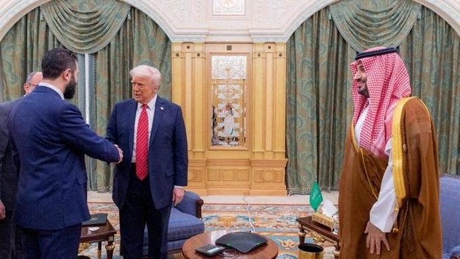 Trump Desak Suriah Segera Rujuk dengan Israel Bertemu Presiden Ahmed Al Sharaa, Trump desak Suriah gabung Abraham Accords normalisasi hubungan dengan Israel.