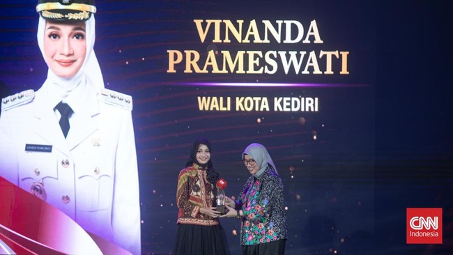 Wali Kota Kediri Vinanda Prameswati meraih penghargaan Outstanding Young Public Leader of the Year dalam Indonesia Leading Women Awards 2025, Kamis (15/5).
