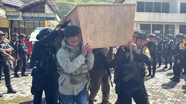 Dua anggota Satgas Operasi Damai Cartenz tewas dalam kontak tembak dengan KKB di Puncak Jaya, Papua. Aparat masih menyisir lokasi kejadian.