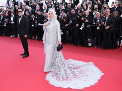 Video Potret Syahrini-Reino Barack Melenggang di Cannes Film Festival 2025