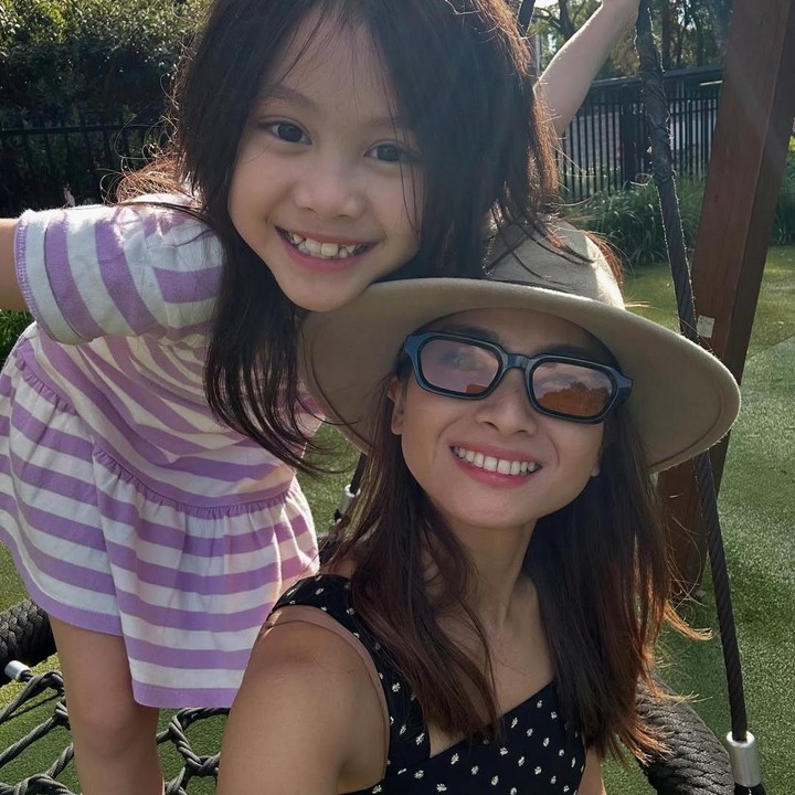 <p>Acha Septriasa juga termasuk salah satu artis yang kini menetap di luar negeri bersama keluarga. Acha diketahui menetap di Australia bersama sang suami, Vicky Kharisma, dan putrinya yang cantik, Bridgia Kalina Kharisma. (Foto: Instagram@septriasaacha)</p>