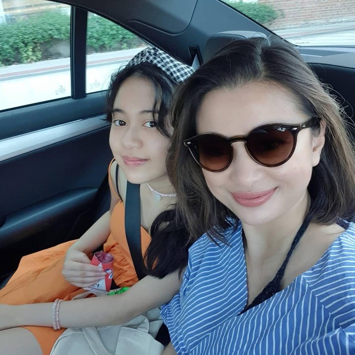 <p>Perempuan 41 tahun sering kali <em>update </em>kehidupannya di London di media sosial, seperti <em>postingan</em> terbarunya yang merayakan ulang tahun sang putri di sebuah restoran. (Foto: Instagram@angie_virgin)</p>