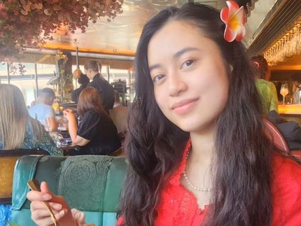 5 Potret Kompak Angie Virgin dan Putrinya yang Baru Ulang Tahun ke-18