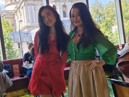 Menetap di Inggris, Intip 5 Potret Angie Virgin dan Sang Putri yang Kini Sudah Berusia 18 Th