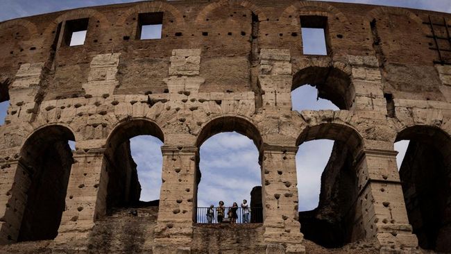 Pemerintah Kota Roma mulai menebang pohon pinus payung (umbrella pines) yang berderet di sekitar kawasan bersejarah Forum Romawi, dekat Koloseum.