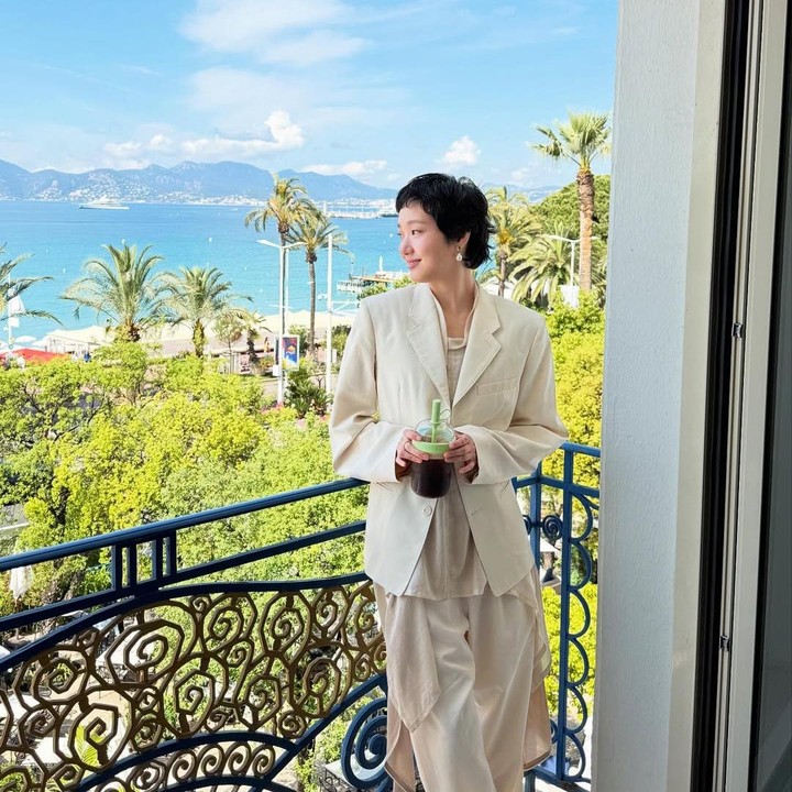 <p>Dalam kesempatan lain, Kim Go Eun mengenakan set atasan bawahan berwarna krem. Ia berpose di balkon dengan pemandangan pantai yang indah. (Foto: Instagram @ggonekim)</p>