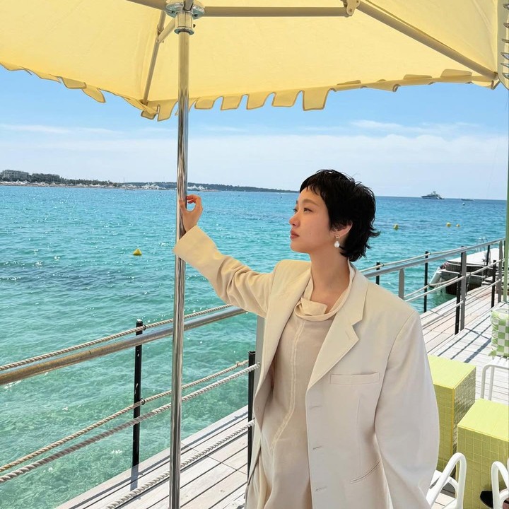 <p>Selain outfit, gaya rambut pixie sang artis juga mencuri perhatian. Ia terlihat manis dengan gaya rambut pixie yang sedikit curly. (Foto: Instagram @ggonekim)</p>