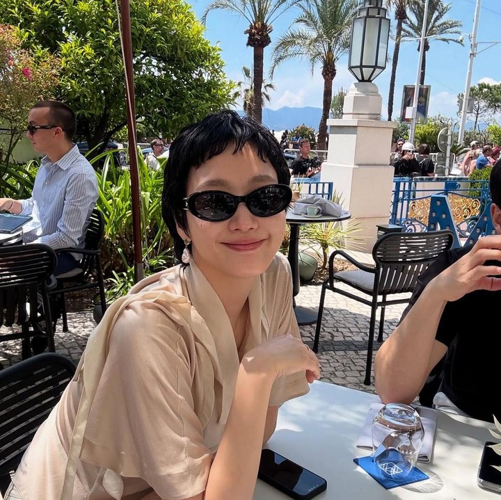 <p>Kim Go Eun melengkapi penampilannya dengan kacamata hitam dan membuatnya terlihat lebih stylish. (Foto: Instagram @ggonekim)</p>