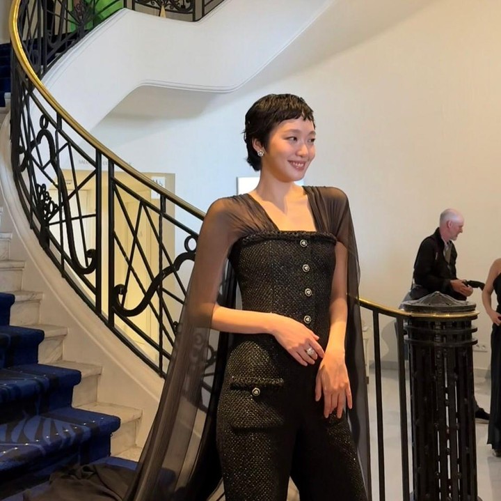 <p>Kim Go Eun hadir dalam premier film <em>Mission: Impossible - The Final Reckoning</em> di Festival Film Cannes. Artis Korea Berusia 33 tahun ini tampil memesona dengan gaya rambut pixie dan balutan jumpsuit hitam dengan aksen jubah. (Foto: Instagram @ggonekim)</p>