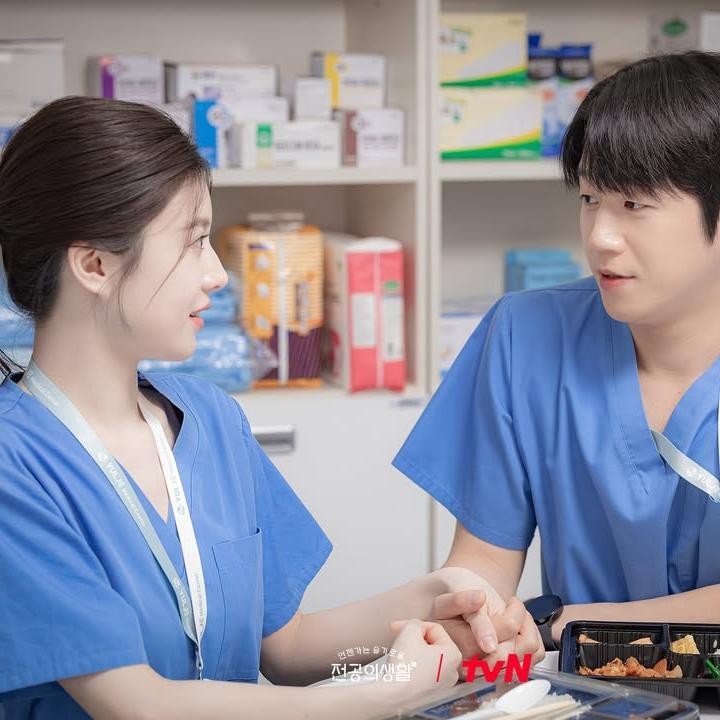 <p>Awalnya, hubungan Gu Do Won dan Oh Yi Young di <em>Resident Playbook</em> dipenuhi kebimbangan, terutama dari Gu Do Won. Namun, menjelang episode akhir, romansa dua dokter obgyn ini makin terasa dan sukses bikin penonton baper! (Foto: Instagram @tvn_drama)</p>