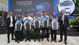 Apresiasi Nasabah Setia, BRI Serahkan Hadiah BRImo FSTVL 2024
