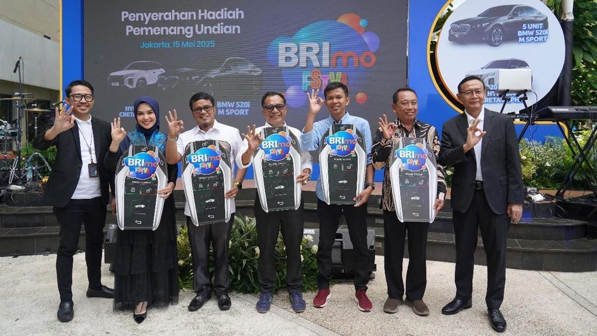 Apresiasi Nasabah Setia, BRI Serahkan Hadiah BRImo FSTVL 2024