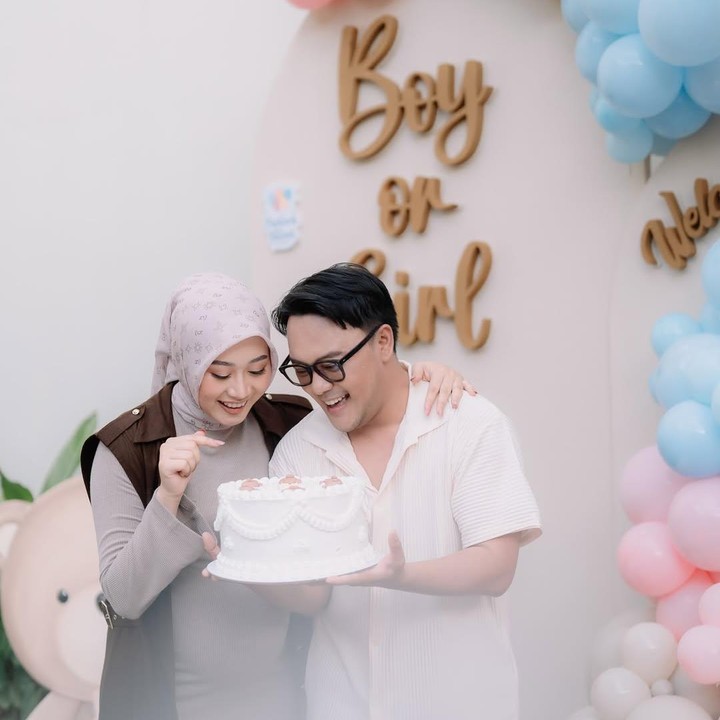 <p>Danang menyiapkan konsep sederna tapi penuh makna di gender reveal istinya. Tidak hanya balon berwarna biru dan pink sebagai tanda jenis kelamin anak mereka, Danang juga memberikan kue spesial untuk Hemas Nura. (Foto: @danang_official91).</p>