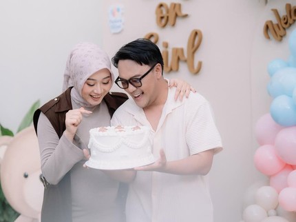 Danang DA dan Istri Gelar Gender Reveal, Ajak Netizen Tebak Jenis Kelamin Bayinya