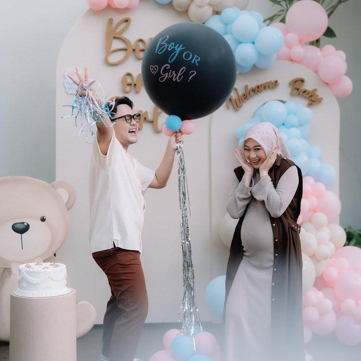 <p>Danang meminta netizen untuk ikut menebak jenis kelamin calon anak pertamanya yang sebelumnya sudah dia ketahui. Caranya, mereka memilih warna balon pink untuk perempuan dan biru untuk laki-laki. Danang akan memberikan hadiah kepada netizen yang memberikan jawaban paling tepat. Danang juga meminta netizen untuk mengajak tiga orang temannya ikut menebak. (Foto: @danang_official91).</p>