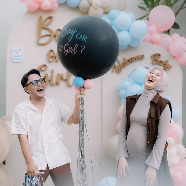 <p>Di momen spesial ini, Danang dan Hemas terlihat tertawa bahagia sebelum mengetahui jenis kelamin anak mereka dengan meletuskan balon berwarna hitam. Pria berusia 34 tahun ini memanjatkan doa agar diberikan keturanan baik yang nantinya menjadi kebanggaannya. Ia juga meminta diberikan rezeki yang berkah agar dapat memberikan kehidupan yang baik untuk anak-anaknya. (Foto: @danang_official91).</p>