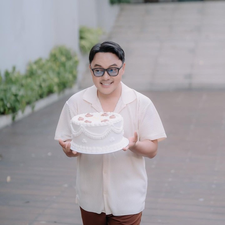 <p>Tak hanya itu, Danang dan Hemas melakukan gender reveal dengan konsep unik. Tidak hanya perayaan tapi Danang dan istri bagi-bagi hadiah ke <em>followers-</em>nya. (Foto: @danang_official91).</p>