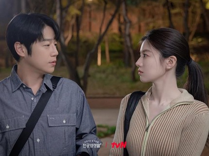 Bikin Gemas, Ini Interaksi Karakter Gu Do Won dan Oh Yi Young di Balik Layar Drakor Resident Playbook