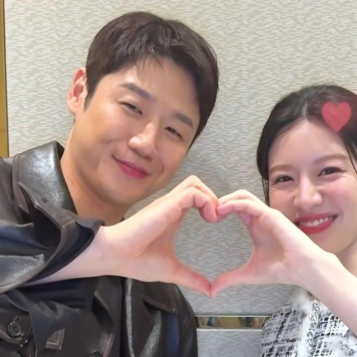 <p>Euforia manis tersebut tentu tidak langsung padam, Bunda. <em>Chemistry</em> manis mereka di drama pun terasa sampai ke balik layar. Dalam promosi <em>Resident Playbook</em>, keduanya kerap berbagi momen yang bikin penggemar senyum-senyum. (Foto: Instagram @tvn_drama)</p>