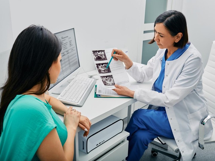 Suratda katta eshak va tor bel Keksa ayollar mushuklarini korsatishadi