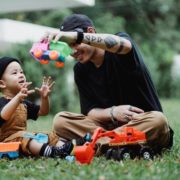 7 Sifat Orang yang Mudah Dekat dengan Anak Kecil