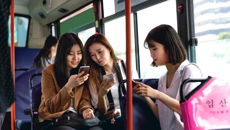Ilustrasi penumpang bus di Korea Selatan Korean women friends visiting Seoul by bus in their first holiday together