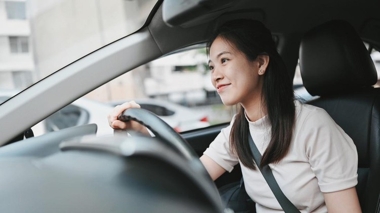 Ilustrasi wanita mengemudi mobil Ilustrasi wanita mengemudi mobil