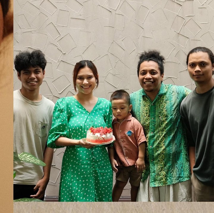 <p>Indah mengunggah potret perayaan ulang tahunnya ke media sosial. Perempuan kelahiran Makassar ini merayakan hari spesialnya bersama suami Arie Kriting dan putra memata wayangnya Naka. (Foto: Instagram @indahpermatas)</p>