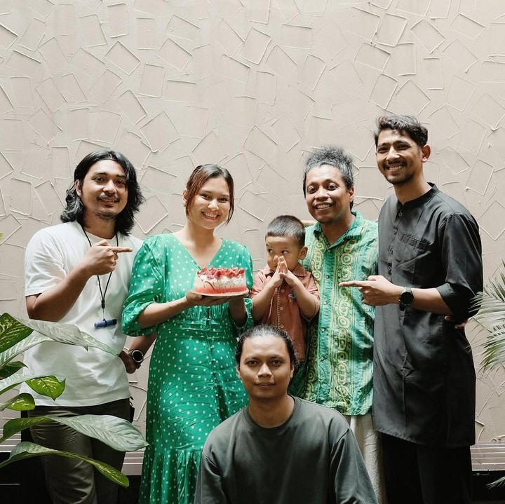 <p>Indah mengungkap rasa bahagianya bisa merayakan ulang tahun bersama orang tercinta. "Hari Jum'at tepat jam 12 siang saya lahir ke muka bumi, seperti hari ini saya merayakan ulang tahun lagi.<em> Alhamdulillah</em>, masih dalam keadaan sehat dan dikelilingi orang yang baik," tulisnya. (Foto: Instagram @indahpermatas)</p>
