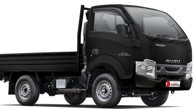 Sebelumnya pikap Isuzu Traga hanya tersedia warna putih, tetapi kini ada pilihan hitam dalam jumlah terbatas.