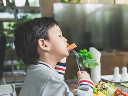 7 Cara Meningkatkan Nafsu Makan Anak dan Rekomendasi Vitamin Alaminya