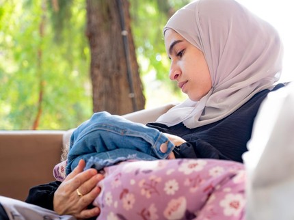 Niat Mandi Nifas setelah Melahirkan Lengkap dengan Tata Caranya