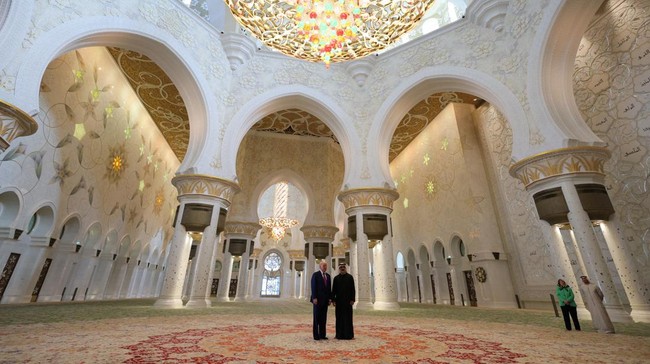 FOTO: Momen Trump Kunjungi Masjid Agung Sheikh Zayed di UEA