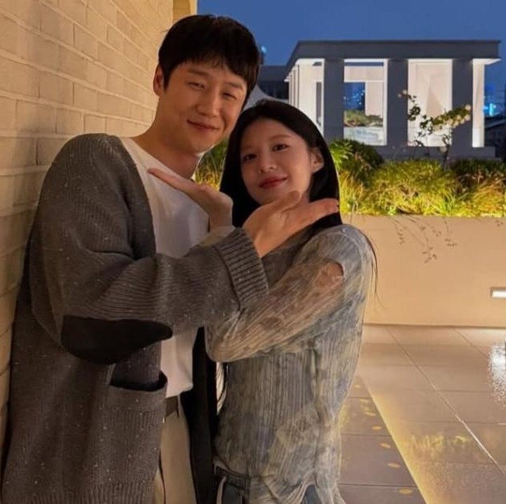<p>Nah, pada Jumat (9/5/2025), Jung Jun Won memberi kejutan manis berikutnya lewat unggahan foto bersama Go Youn Jung di Instagram. Potret kedekatan mereka pun sontak menghebohkan para penggemar yang gemas dengan keduanya, Bun. (Foto: Instagram @jungjvnwon)</p>