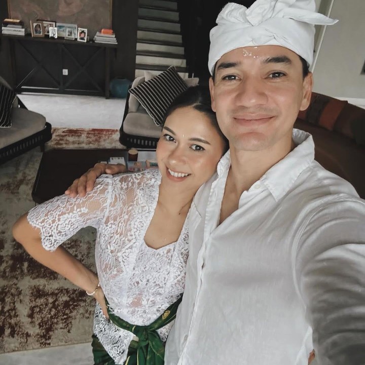 <p>Pasangan artis Nana Mirdad dan Andrew White sudah menetap di Bali sejak tahun 2010. Pasangan ini tinggal di Pulau Dewata bersama kedua anak mereka yang beranjak remaja. Sejak menetap di Bali, Nana dan Andrew juga memutuskan untuk rehat dari dunia akting. Meski begitu, pasangan ini tetap aktif membagikan aktivitas mereka di media sosial. Nana sendiri masih sering mengambil <em>job</em> iklan di sela kesibukannya menjalani peran sebagai Bunda dan seorang istri. (Foto: Instagram @nanamirdad_)</p>