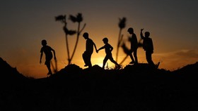 NYALANG: Kaki-kaki Kecil di Semburat Mentari