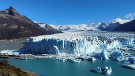 FOTO: Penampakan Runtuhnya Gletser Setinggi 70 Meter di Argentina