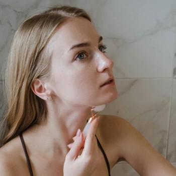 Ingin Penampilan Tetap Sehat dan Glowing? Ini 9 Cara Melindungi Kulit Wajah dari Penuaan Dini