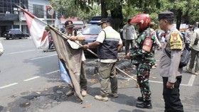 Aparat Gabungan Serempak Operasi Turunkan Atribut Ormas di Jakarta