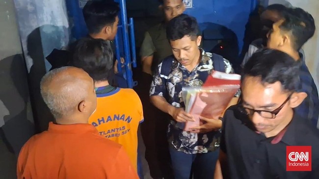 Polisi menemukan satu buah ijazah kepunyaan mantan karyawan saat melakukan penggeledahan di kantor CV Sentoso Seal, milik keluarga pebisnis Jan Hwa Diana.