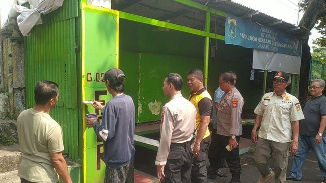 Kapolsek Matraman mengatakan posko-posko ormas di wilayah itu selain ditertibkan untuk diubah jadi pos kamling, juga bisa dipakai sebagai pos antitawuran.
