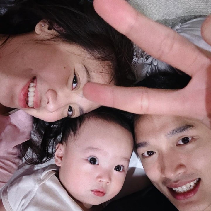 <p>Shanju dan Jonatan Christie kerap mendukung karier masing-masing setelah menikah. Baru-baru ini, Shanju memberikan dukungan ke sang suami yang memutuskan untuk keluar dari pemusatan latihan nasional (Pelatnas) Cipayung. Bentuk dukungan ini terlihat dari unggahan Shanju yang mem-<em>posting</em> foto keluarga kecilnya tepat di hari pengumuman tersebut dibagikan ke publik. (Foto: Instagram @jonatanchristieofficial/ @shanju)</p>