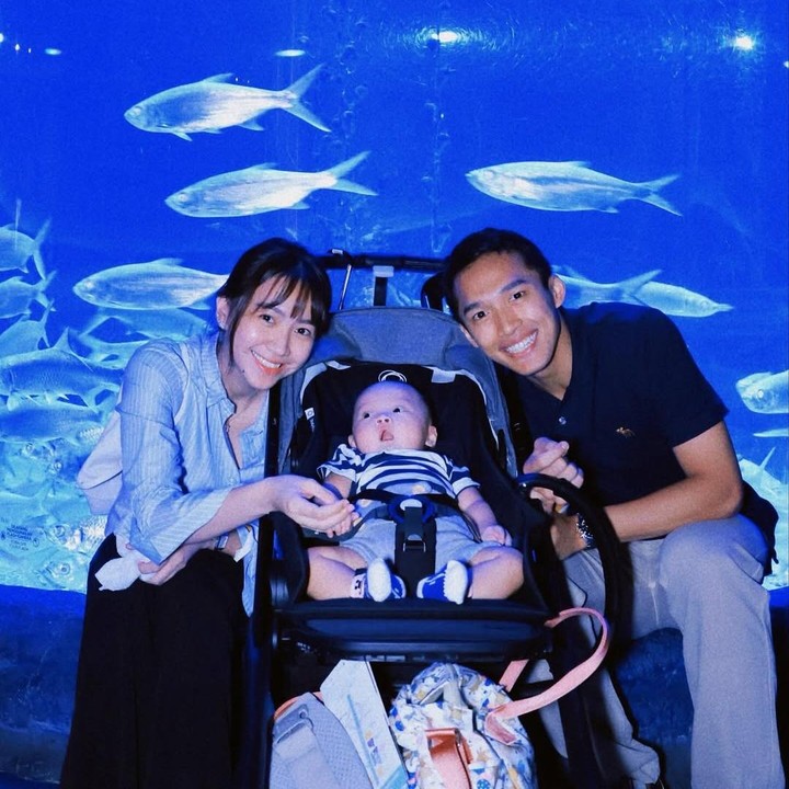 <p>Selain CFD, Shanju dan Jonatan Christie juga pernah menghabiskan waktu bersama sang putra dengan mengunjungi tempat wisata Jakarta Aquarium Safari. Pasangan yang menikah pada 1 Desember 2023 ini tampaknya ingin mengenalkan banyak hal baru pada putra kecilnya. (Foto: Instagram @jonatanchristieofficial/ @shanju)</p>