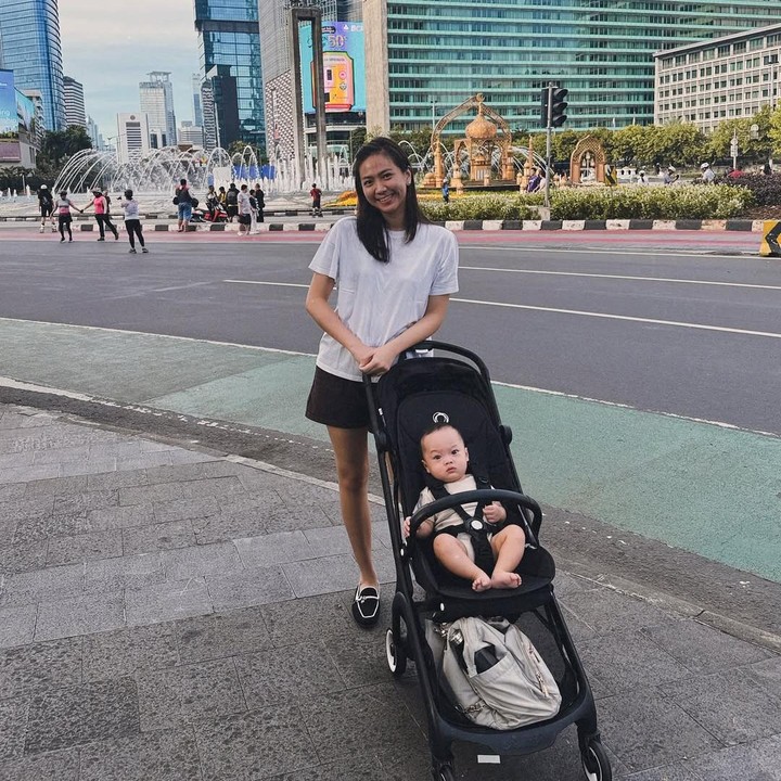 <p>Saat jalan-jalan pagi di CFD ini, Shanju dan Jonatan Christie kompak mengenakan kaus putih dan celana pendek berwarna hitam. Keduanya menggunakan stroller bayi untuk memudahkan saat membawa Jayden CFD bareng. (Foto: Instagram @jonatanchristieofficial/ @shanju)</p>