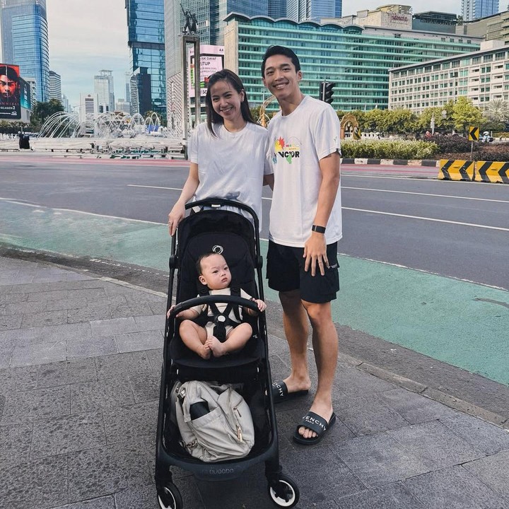 <p>Shanju dan Jonatan Christie sering<em> quality time</em> bersama putra mereka yang sebentar lagi genap berusia setahun. Belum lama ini, keduanya terlihat jalan-jalan di<em> car free day</em> (CDF) bersama putra mereka Jayden. Dalam akun media sosial, Jonatan Christie membagikan potret saat keluarga kecilnya tengah menikmati CFD di pusat kota Jakarta. "Jayden strolling Jakarta!" tulisnya di Instagram. (Foto: Instagram @jonatanchristieofficial/ @shanju)</p>