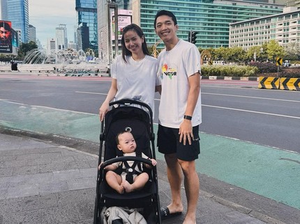 Punya Bayi Gemas, Intip 5 Potret Shanju Eks JKT48 & Jonatan Christie CFD Bareng di Tengah Kota