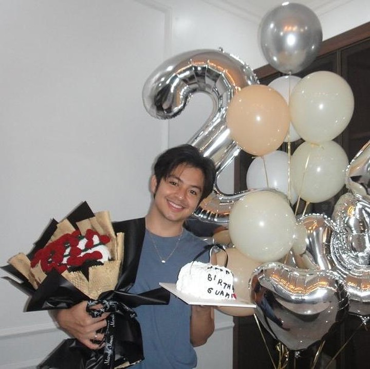 <p>Pada<em> postingan</em> itu, Shenina merayakan ulang tahun suami tercintanya dengan memberikan kue ulang tahun dan sebuah buket bunga mawar merah. “Selamat ulang tahun suamiiiii,” tulis Shenina, dikutip dari laman<em> Instagram@sheninacinnamon,</em> Jumat (16/5/2025). (Foto: Instagram@sheninacinnamon)</p>