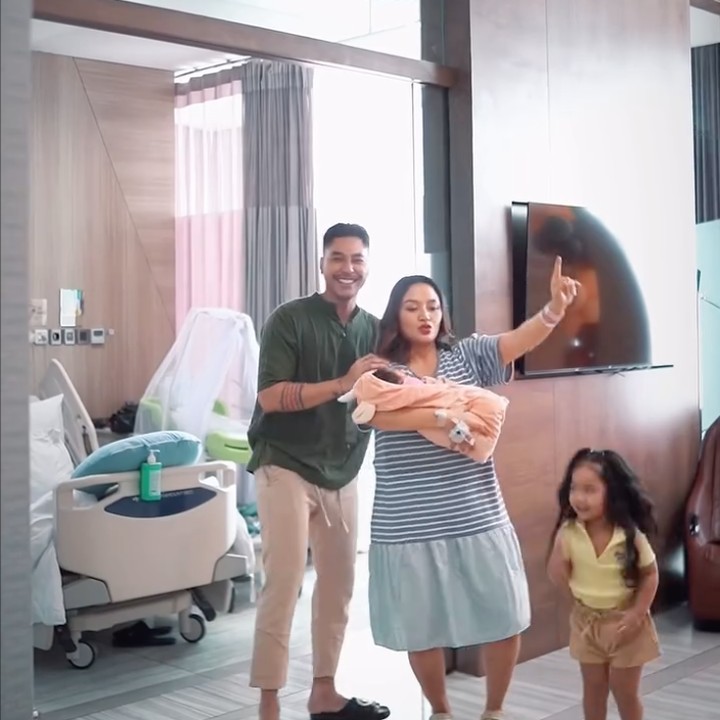 <p>Siti Badriah juga menceritakan pengalaman melahirkannya untuk kedua kali sebagai momen yang tidak bisa dilupakan. Apalagi kali ini, sang suami tidak bisa menemaninya di ruang operasi. "Momen yang tak terlupakan...sedih seneng lega semua campur aduk. Sedih karena sop nya suami enggak boleh masuk keruang operasi. Beda banget rasanya melahirkan tanpa sosok suami ikut mendampingi di ruang operasi," tutur Siti Badriah dikutip dari akun Instagram pribadinya. (Foto: dok. Instagram/@sitibadriahh)</p>