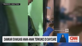 VIDEO: Damkar Evakuasi Anak Terjebak di Kamar Daycare