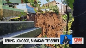 VIDEO: Tebing Longsor, 8 Makam Terseret